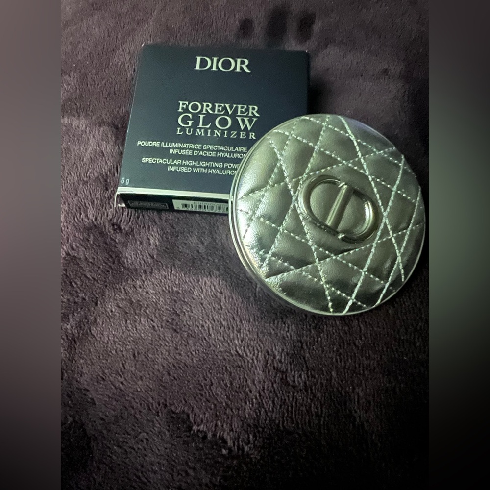 Dior Forever Glow Luminizer in a silver compact color is 05 blue strobe
